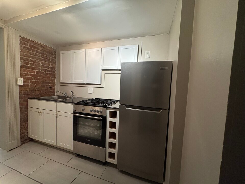 56 Spring St, Unit Garden Apartment in Albany, NY - Building Photo