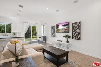 5202 Topeka Dr in Los Angeles, CA - Building Photo - Building Photo