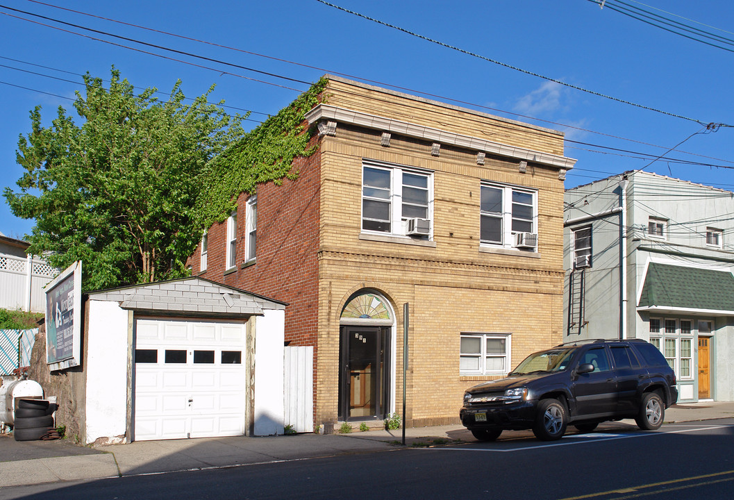 391 Paterson Ave in East Rutherford, NJ - Building Photo