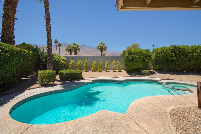 943 N Calle Loro in Palm Springs, CA - Building Photo - Building Photo