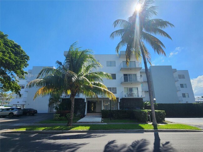 3944 NE 167th St in North Miami Beach, FL - Foto de edificio - Building Photo