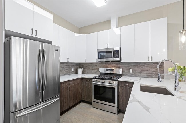 313 Pine St in Jersey City, NJ - Building Photo - Building Photo