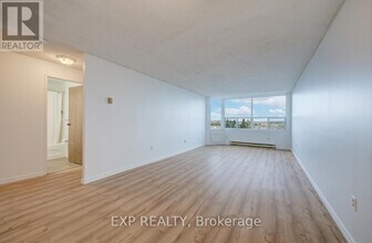 55 Green Valley Dr in Kitchener, ON - Building Photo - Building Photo