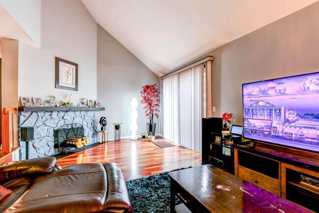 572 Sanderling Ct in Secaucus, NJ - Building Photo - Building Photo