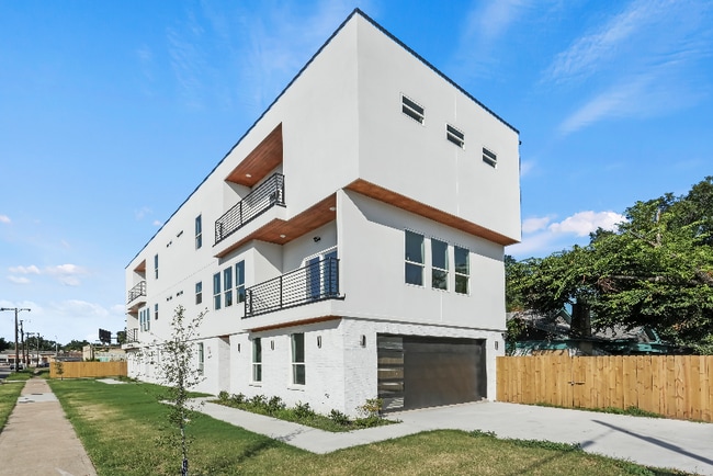 1404 Hamburg St in Dallas, TX - Building Photo - Building Photo