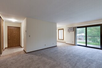Silver Oaks Court Apartments in New Brighton, MN - Foto de edificio - Interior Photo