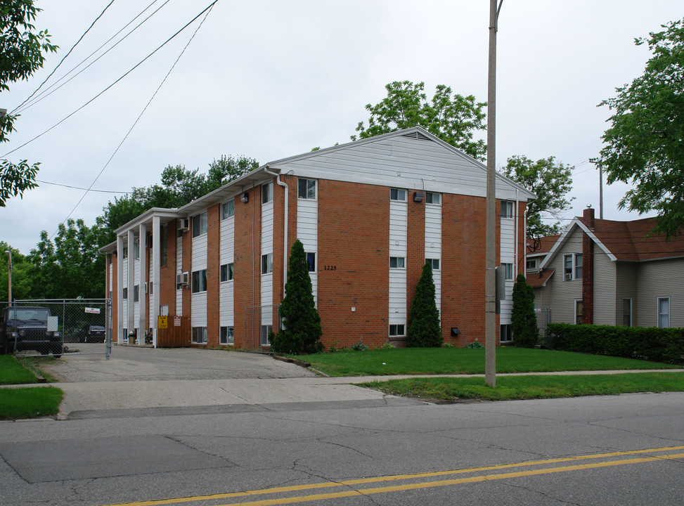 1225 N Grand River Ave in Lansing, MI - Building Photo