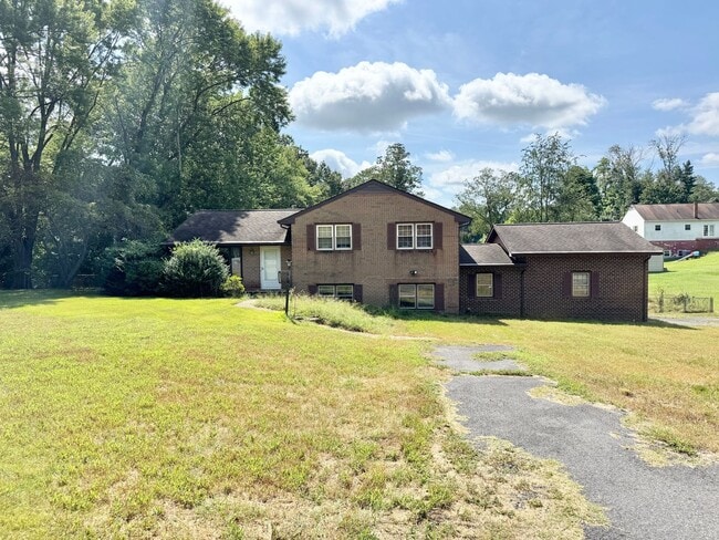 11124 Dahlgren Rd in King George, VA - Building Photo - Building Photo