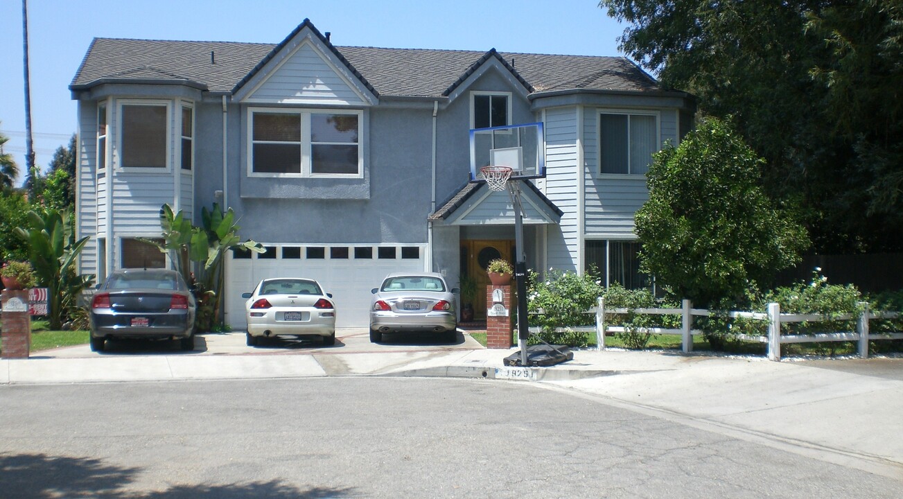 19251 Oxnard St in Tarzana, CA - Building Photo