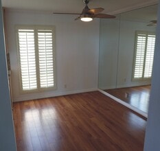 9927 Independence Ave, Unit Unit E in Chatsworth, CA - Foto de edificio - Building Photo