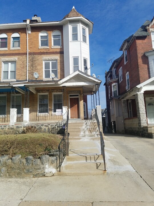 821 Wynnewood Rd in Philadelphia, PA - Building Photo