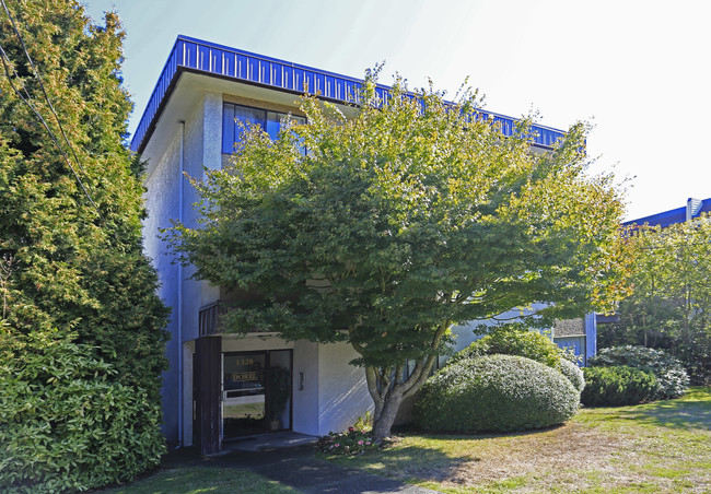 1328 George St in White Rock, BC - Building Photo - Building Photo