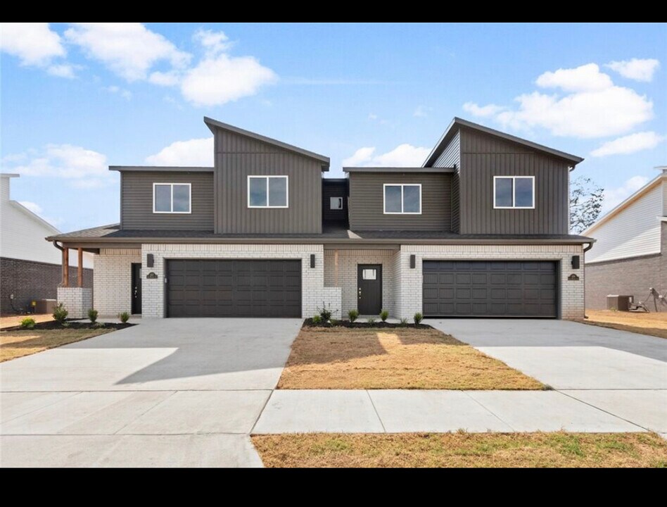 657 Sun Meadows Loop in Centerton, AR - Building Photo