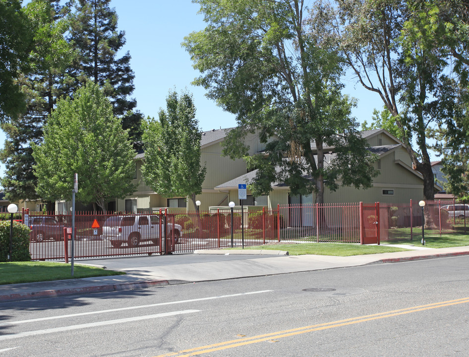 Oakridge Apartments in Oakdale, CA - Building Photo