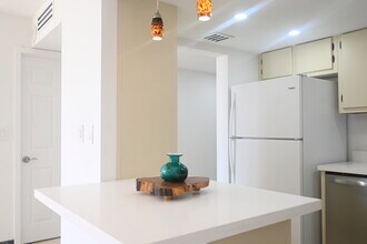 290 174th St, Unit Studio in Sunny Isles Beach, FL - Building Photo - Building Photo