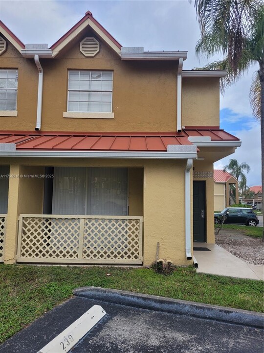 18332 NW 68th Ave in Hialeah, FL - Building Photo