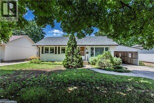 118 Jacobson Ave in St Catharines, ON - Building Photo