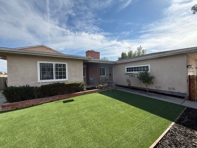 5223-5225 E Falls View Dr in San Diego, CA - Building Photo - Building Photo