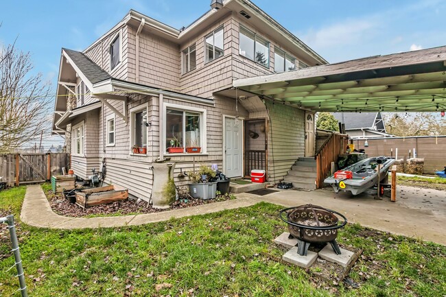 8221 Park Ave. S in Tacoma, WA - Foto de edificio - Building Photo