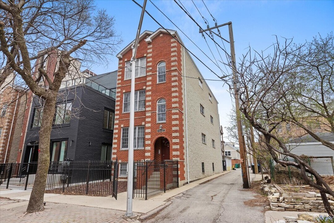 1812 W Thomas St in Chicago, IL - Building Photo