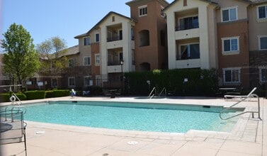 1360 Shady Ln, Unit 316 in Turlock, CA - Foto de edificio - Building Photo