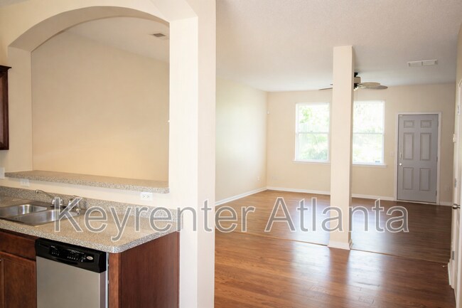 1402 Bayrose Cir in East Point, GA - Foto de edificio - Building Photo