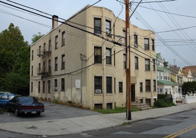 609 Van Cortlandt Pk Ave in Yonkers, NY - Building Photo - Building Photo