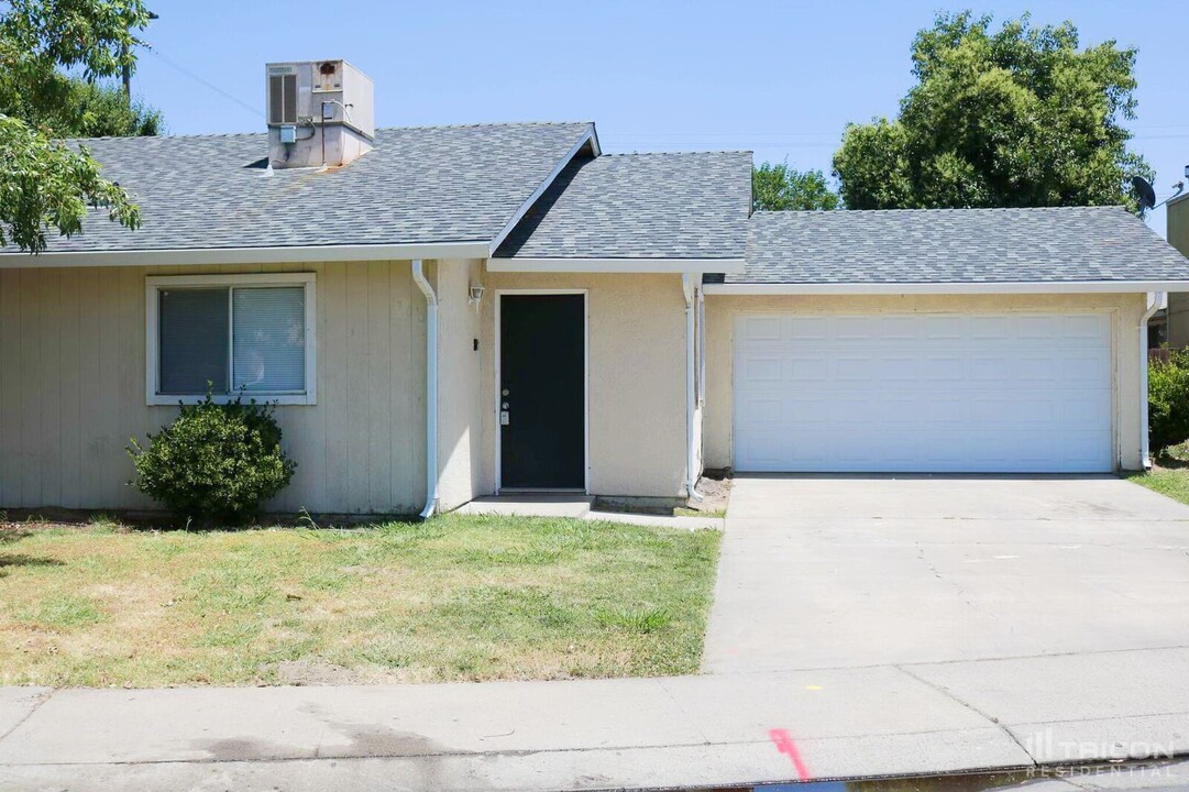 700 Mamilane in Modesto, CA - Building Photo