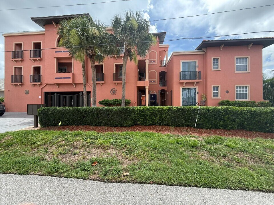 1344 Mediterranean Dr in Punta Gorda, FL - Building Photo