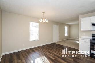 325 Barr Cir in Rex, GA - Building Photo - Building Photo
