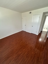 12221 San Vicente Blvd, Unit Apt 117 in Los Angeles, CA - Foto de edificio - Building Photo