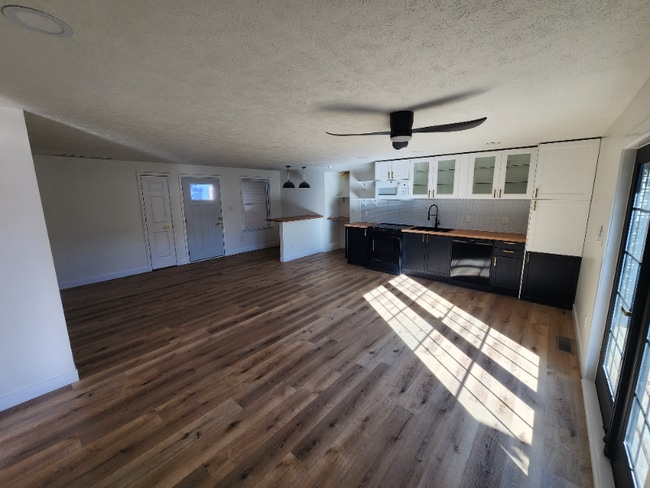 231 N John St in Pendleton, IN - Foto de edificio - Building Photo