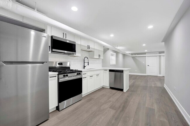 2105 W Eastwood Ave, Unit G in Chicago, IL - Building Photo - Building Photo
