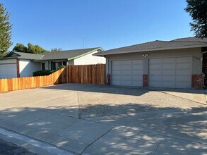1164 Sapphire Way in Manteca, CA - Building Photo - Building Photo
