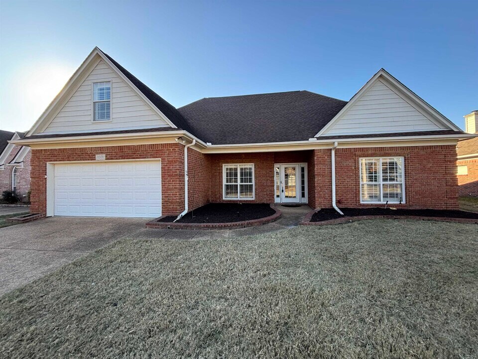 1325 Rain Hollow Cir E in Collierville, TN - Foto de edificio
