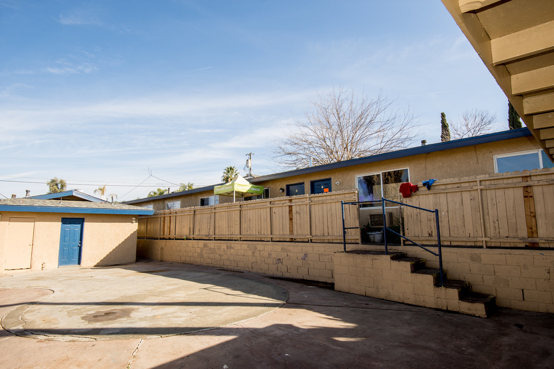 1512 Flower St in Bakersfield, CA - Building Photo