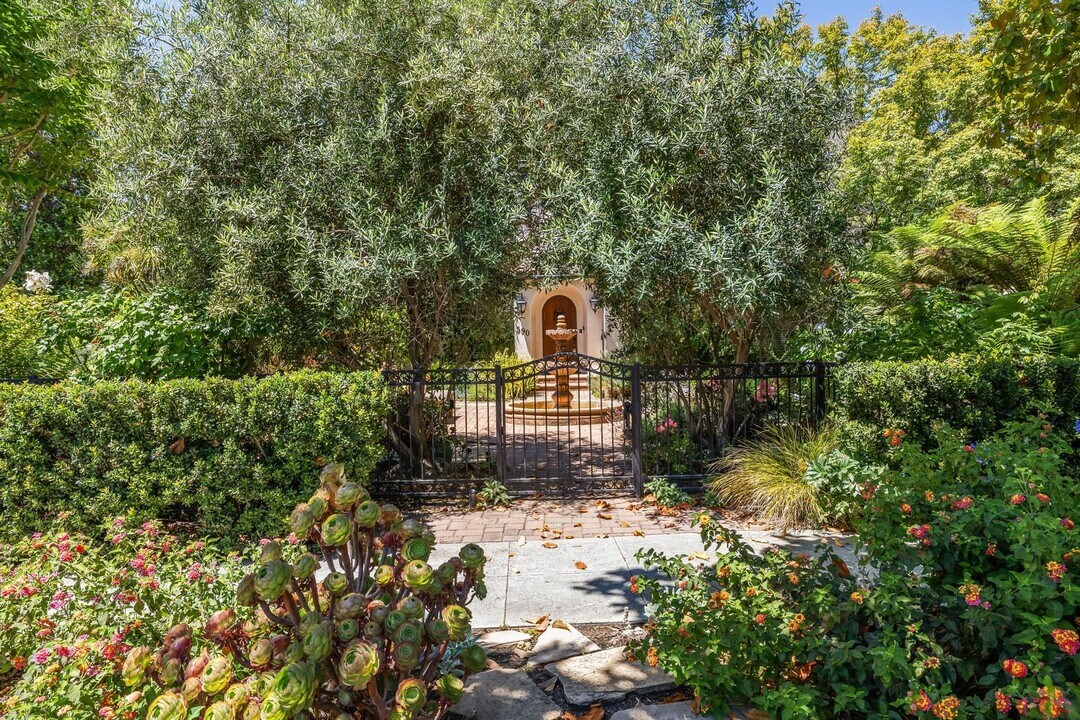 590 Center Dr in Palo Alto, CA - Building Photo