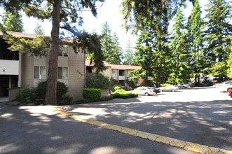 Parkwood Apartments in Lynnwood, WA - Building Photo - Building Photo