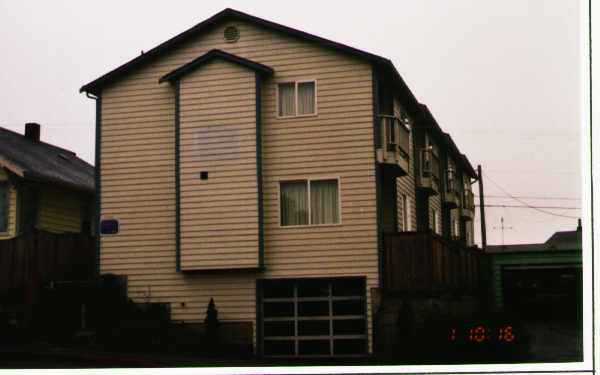 3006 W Marine View Dr in Everett, WA - Building Photo