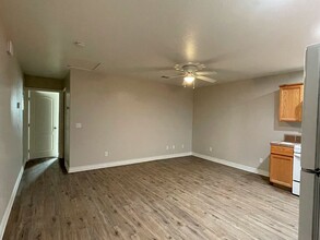 21755 Ives Dr-Unit -Unit B in California City, CA - Foto de edificio - Building Photo