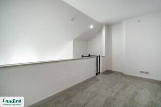 3031 Eden Ave, Unit A458 in Cincinnati, OH - Foto de edificio - Building Photo