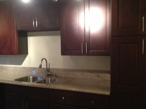 622 S Barrington Ave, Unit 1004 in Los Angeles, CA - Building Photo - Building Photo