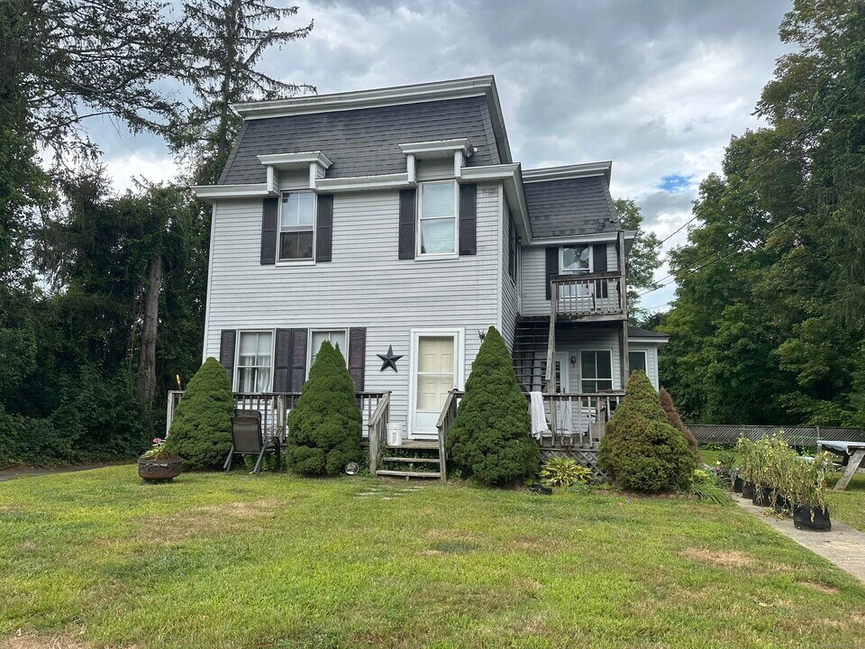 78 S Main St in Brooklyn, CT - Building Photo