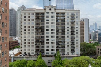 21 W Chestnut St in Chicago, IL - Building Photo - Building Photo