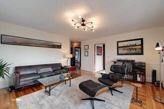 90 Bliss Rd, Unit 2 in Newport, RI - Foto de edificio - Building Photo