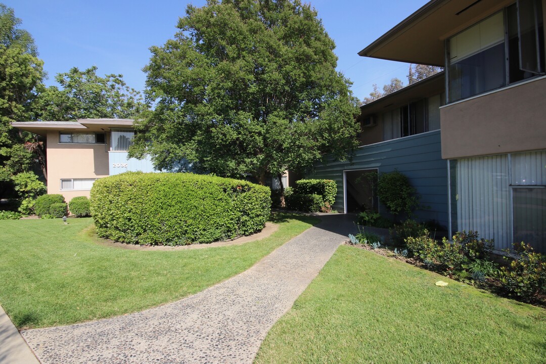 2035 Huntington Dr in South Pasadena, CA - Building Photo