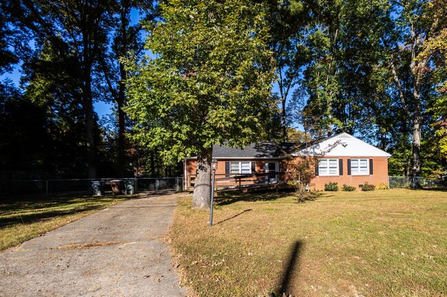 105 Country Park Rd in Greensboro, NC - Foto de edificio - Building Photo