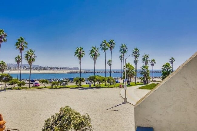 2645 Ocean Front Walk in San Diego, CA - Building Photo - Building Photo