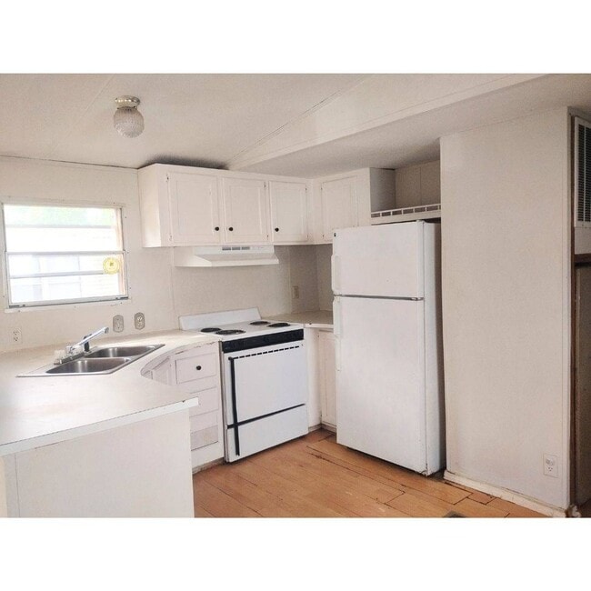 2301 Parrott Dr in Florence, SC - Building Photo - Building Photo