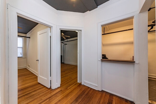 5704 S Harper Ave, Unit 101 in Chicago, IL - Building Photo - Building Photo